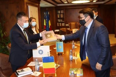 Ministrul Culturii, Bogdan Gheorghiu, alături de oficialii kazahi. Foto Facebook