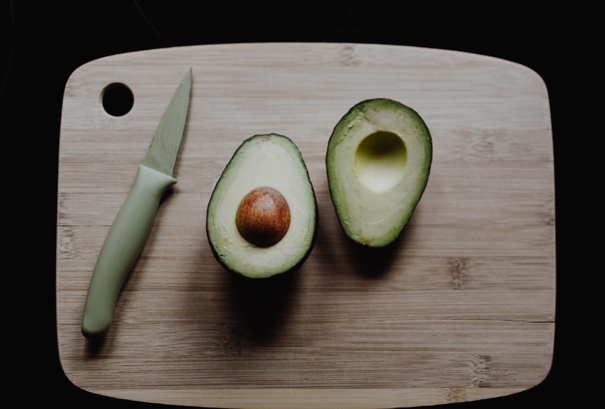 Avocado, foto Unsplash/ autor: Kelly Sikkema