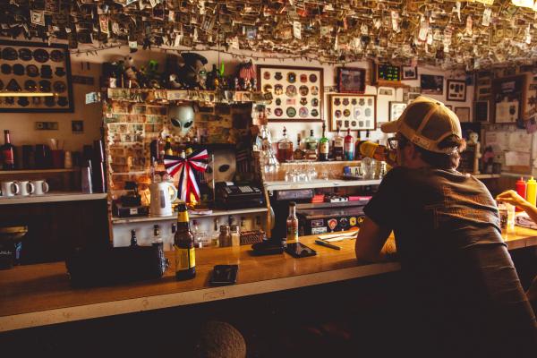 Bar, foto Unsplash/ autor: Dustin Belt
