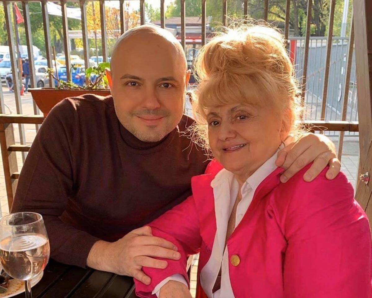 Mihai Mitoșeru și mama sa. Foto Facebook