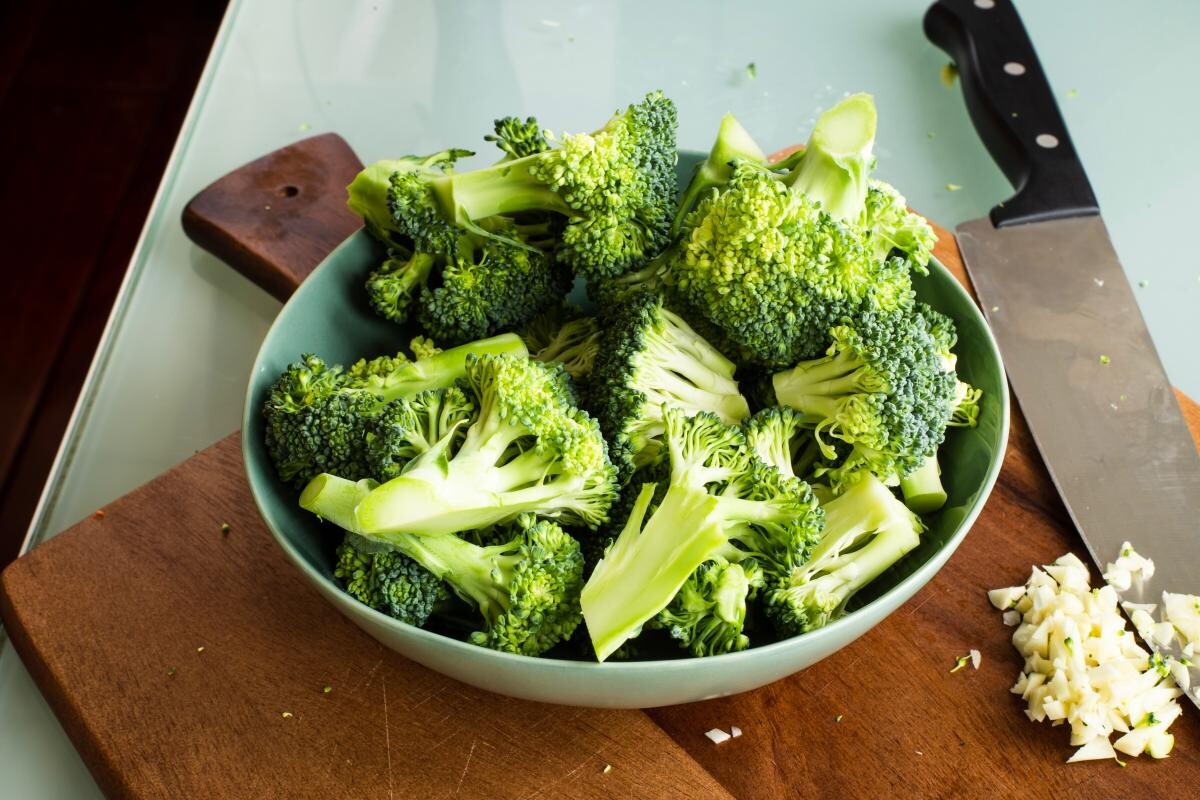 Broccoli, foto Unsplash/ autor: Louis Hansel @shotsoflouis