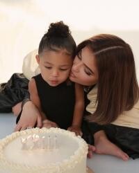 Kylie Jenner și fiica ei, sursa foto Instagram
