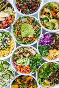 top 3 tipuri de salate care ajută la slăbit si potolesc foamea. Foto Unsplash/ autor Luisa Brimble 