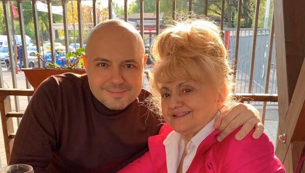 Mihai Mitoșeru și mama sa, sursa foto Facebook