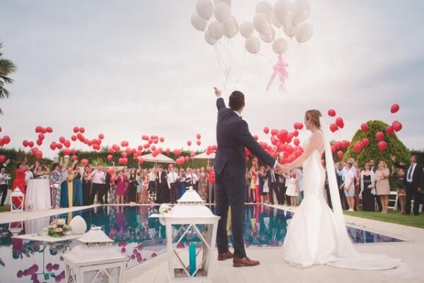 Nuntă uriașă. Sute de perechi s-au căsătorit civil într-o ceremonie comună cu prilejul Valentine's Day. Unsplash.com/ autor Álvaro CvG 