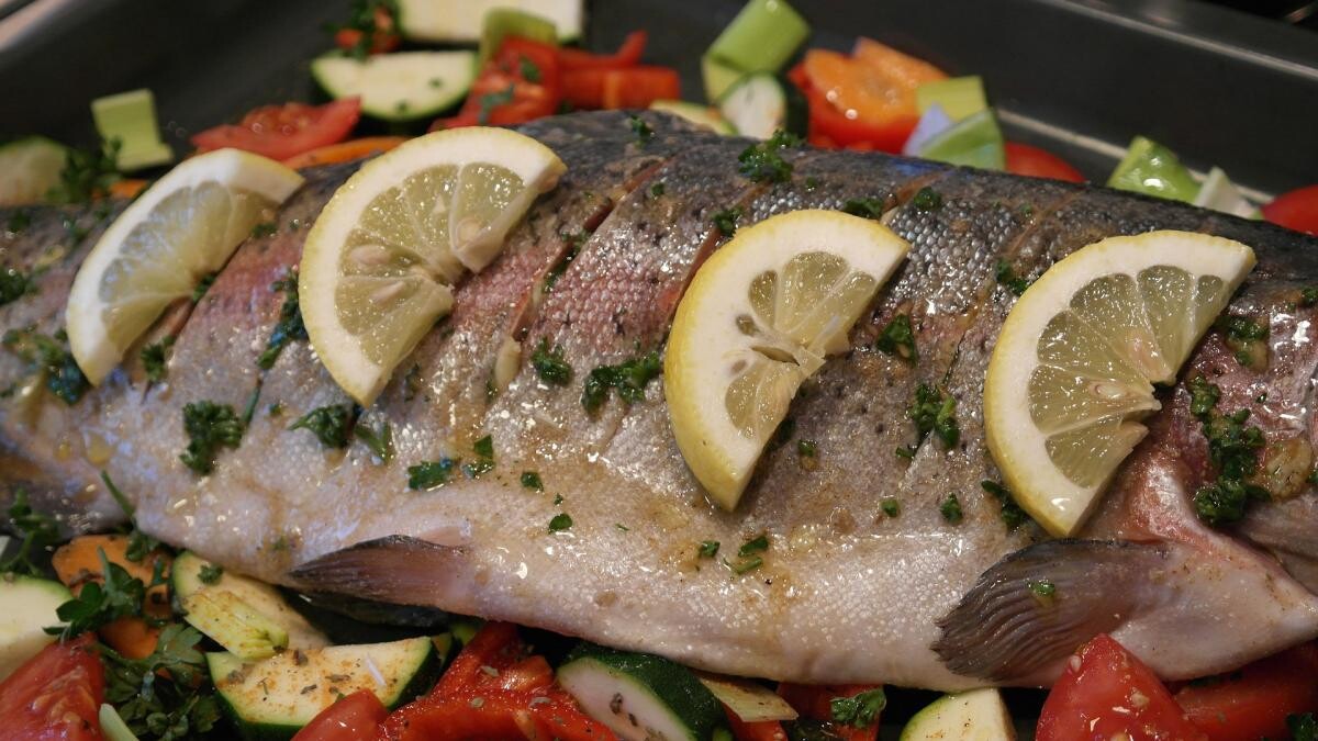 Pește la cuptor cu legume, sursa pixabay/ autor RitaE 