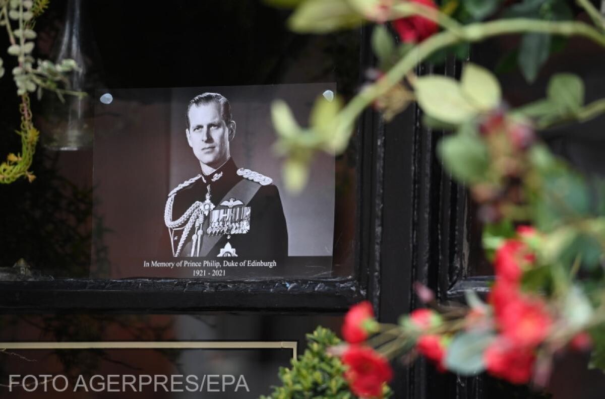 Britanicii au depus flori la porţile Palatului Buckingham din Londra pentru a-l omagia pe prințul Philip