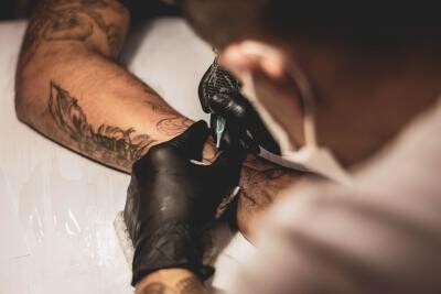 Tatuaj, foto Unsplash/ autor: Lucas Lenzi