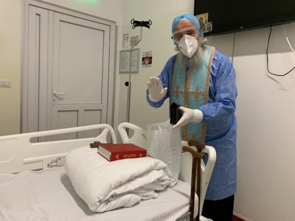Preotul care vizitează bolnavii Covid la spital. Foto Antena 3