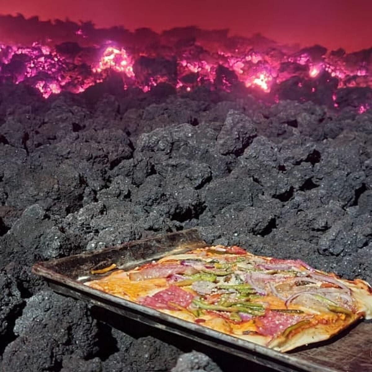 Un fost contabil prepară pizza vulcanică, pe lavă incandescentă, sursa foto Instagram