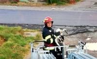 Un pui de barză a fost salvat de pompieri, după ce trântit la pământ de vijelie, foto ISU Giurgiu