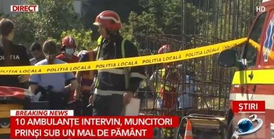 Alertă în centrul Capitalei. Mai mulți muncitori sunt prinși sub un mal de pământ / Sursă foto: Captură Antena 3