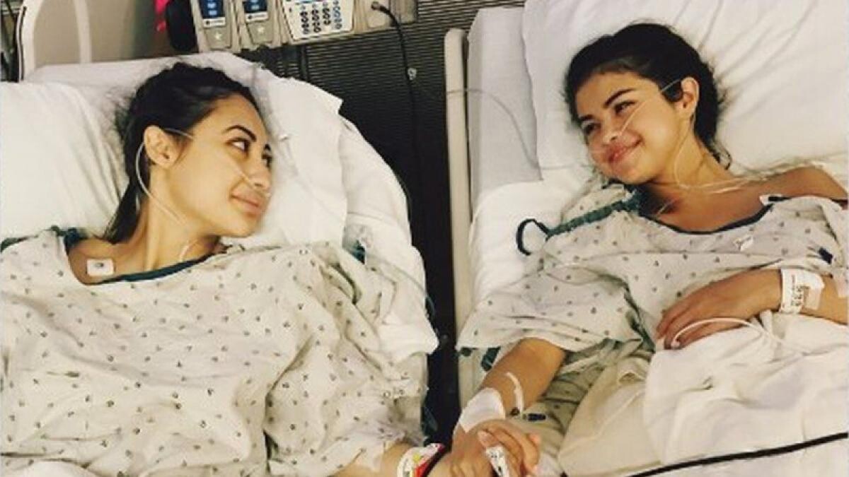  Foto: Instagram / contul personal Selena Gomez (dreapta) care avea rinichii distruși de Lupus a priimit unul de la o prietenă de-a ei, în 2017