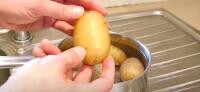 Cel mai simplu truc pentru curățarea cartofilor. Captură video Youtube.