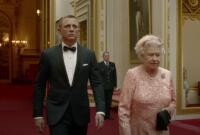 Regina Elisabeta, Daniel Craig, captură video YouTube
