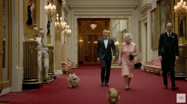 Regina Elisabeta, Daniel Craig, captură video YouTube