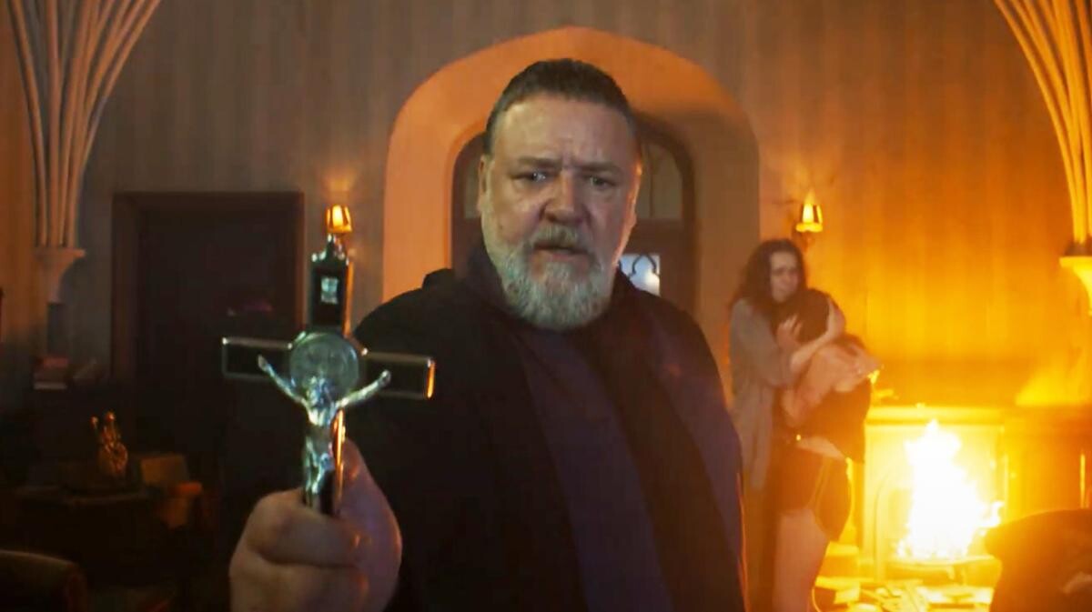 Russell Crowe se luptă cu forţele răului în filmul ''Exorcistul papei'', inspirat din viaţa unui preot / captură video YouTube